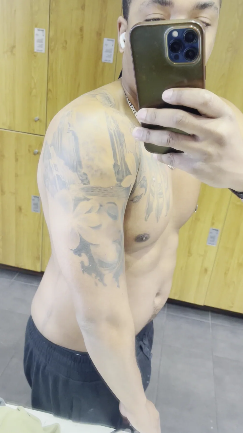 Bên trong studio BOB TATTOO trên đường Bùi Viện, ánh đèn ấm và bàn xăm sạch sẽ